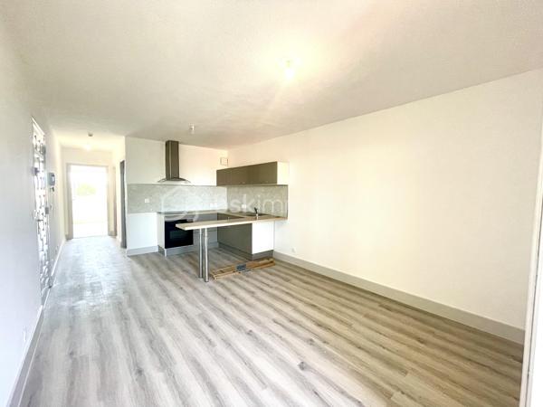 Situé au 3ᵉ étage d’une résidence avec ascenseur, cet appartement traversant bénéficie d’une belle luminosité tout au long de la journée et d’une agréable vue dégagée.

Idéalement situé à proximité des écoles primaires et des commodités, il se compose d’une pièce de vie confortable avec sa cuisine équipée, ouvrant sur une terrasse d’environ 5 m² offrant une vue dégagée, d’une chambre avec placard intégré ainsi que d’une salle d’eau fonctionnelle.

Vous apprécierez son parquet présent dans l’ensemble de l’appartement, sa climatisation, ses rangements et son excellent état général. Aucun travaux n’est à prévoir, vous n’avez plus qu’à poser vos valises.

Que vous soyez à la recherche de votre première résidence principale ou d’un investissement locatif, ce bien représente une belle opportunité sur le secteur.

À découvrir sans tarder !