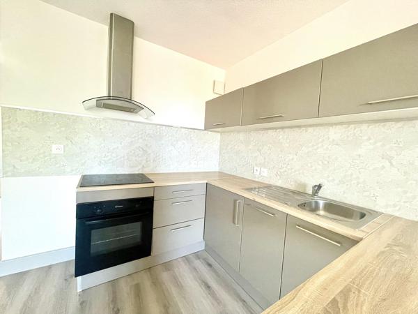 Situé au 3ᵉ étage d’une résidence avec ascenseur, cet appartement traversant bénéficie d’une belle luminosité tout au long de la journée et d’une agréable vue dégagée.

Idéalement situé à proximité des écoles primaires et des commodités, il se compose d’une pièce de vie confortable avec sa cuisine équipée, ouvrant sur une terrasse d’environ 5 m² offrant une vue dégagée, d’une chambre avec placard intégré ainsi que d’une salle d’eau fonctionnelle.

Vous apprécierez son parquet présent dans l’ensemble de l’appartement, sa climatisation, ses rangements et son excellent état général. Aucun travaux n’est à prévoir, vous n’avez plus qu’à poser vos valises.

Que vous soyez à la recherche de votre première résidence principale ou d’un investissement locatif, ce bien représente une belle opportunité sur le secteur.

À découvrir sans tarder !