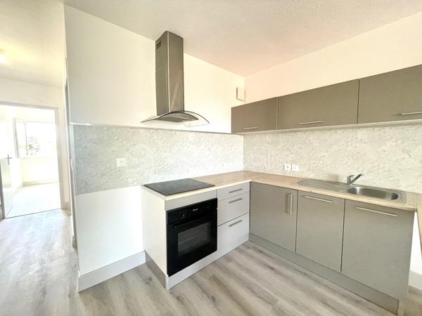 Situé au 3ᵉ étage d’une résidence avec ascenseur, cet appartement traversant bénéficie d’une belle luminosité tout au long de la journée et d’une agréable vue dégagée.

Idéalement situé à proximité des écoles primaires et des commodités, il se compose d’une pièce de vie confortable avec sa cuisine équipée, ouvrant sur une terrasse d’environ 5 m² offrant une vue dégagée, d’une chambre avec placard intégré ainsi que d’une salle d’eau fonctionnelle.

Vous apprécierez son parquet présent dans l’ensemble de l’appartement, sa climatisation, ses rangements et son excellent état général. Aucun travaux n’est à prévoir, vous n’avez plus qu’à poser vos valises.

Que vous soyez à la recherche de votre première résidence principale ou d’un investissement locatif, ce bien représente une belle opportunité sur le secteur.

À découvrir sans tarder !