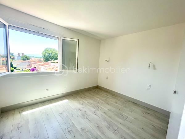 Situé au 3ᵉ étage d’une résidence avec ascenseur, cet appartement traversant bénéficie d’une belle luminosité tout au long de la journée et d’une agréable vue dégagée.

Idéalement situé à proximité des écoles primaires et des commodités, il se compose d’une pièce de vie confortable avec sa cuisine équipée, ouvrant sur une terrasse d’environ 5 m² offrant une vue dégagée, d’une chambre avec placard intégré ainsi que d’une salle d’eau fonctionnelle.

Vous apprécierez son parquet présent dans l’ensemble de l’appartement, sa climatisation, ses rangements et son excellent état général. Aucun travaux n’est à prévoir, vous n’avez plus qu’à poser vos valises.

Que vous soyez à la recherche de votre première résidence principale ou d’un investissement locatif, ce bien représente une belle opportunité sur le secteur.

À découvrir sans tarder !