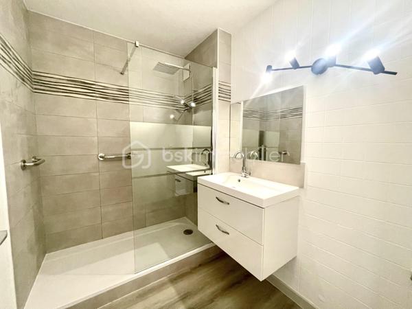 Situé au 3ᵉ étage d’une résidence avec ascenseur, cet appartement traversant bénéficie d’une belle luminosité tout au long de la journée et d’une agréable vue dégagée.

Idéalement situé à proximité des écoles primaires et des commodités, il se compose d’une pièce de vie confortable avec sa cuisine équipée, ouvrant sur une terrasse d’environ 5 m² offrant une vue dégagée, d’une chambre avec placard intégré ainsi que d’une salle d’eau fonctionnelle.

Vous apprécierez son parquet présent dans l’ensemble de l’appartement, sa climatisation, ses rangements et son excellent état général. Aucun travaux n’est à prévoir, vous n’avez plus qu’à poser vos valises.

Que vous soyez à la recherche de votre première résidence principale ou d’un investissement locatif, ce bien représente une belle opportunité sur le secteur.

À découvrir sans tarder !