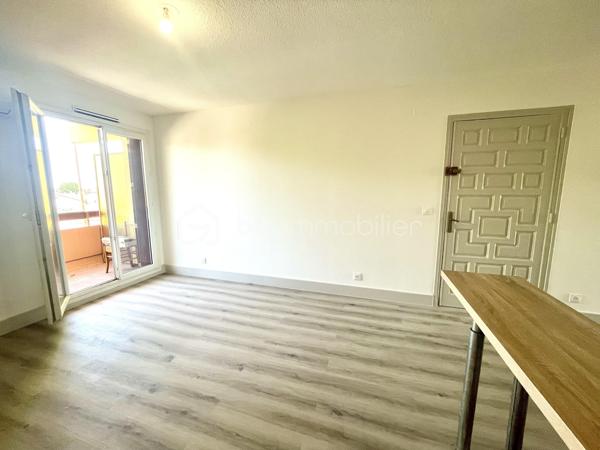 Situé au 3ᵉ étage d’une résidence avec ascenseur, cet appartement traversant bénéficie d’une belle luminosité tout au long de la journée et d’une agréable vue dégagée.

Idéalement situé à proximité des écoles primaires et des commodités, il se compose d’une pièce de vie confortable avec sa cuisine équipée, ouvrant sur une terrasse d’environ 5 m² offrant une vue dégagée, d’une chambre avec placard intégré ainsi que d’une salle d’eau fonctionnelle.

Vous apprécierez son parquet présent dans l’ensemble de l’appartement, sa climatisation, ses rangements et son excellent état général. Aucun travaux n’est à prévoir, vous n’avez plus qu’à poser vos valises.

Que vous soyez à la recherche de votre première résidence principale ou d’un investissement locatif, ce bien représente une belle opportunité sur le secteur.

À découvrir sans tarder !