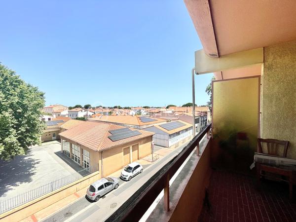 Situé au 3ᵉ étage d’une résidence avec ascenseur, cet appartement traversant bénéficie d’une belle luminosité tout au long de la journée et d’une agréable vue dégagée.

Idéalement situé à proximité des écoles primaires et des commodités, il se compose d’une pièce de vie confortable avec sa cuisine équipée, ouvrant sur une terrasse d’environ 5 m² offrant une vue dégagée, d’une chambre avec placard intégré ainsi que d’une salle d’eau fonctionnelle.

Vous apprécierez son parquet présent dans l’ensemble de l’appartement, sa climatisation, ses rangements et son excellent état général. Aucun travaux n’est à prévoir, vous n’avez plus qu’à poser vos valises.

Que vous soyez à la recherche de votre première résidence principale ou d’un investissement locatif, ce bien représente une belle opportunité sur le secteur.

À découvrir sans tarder !