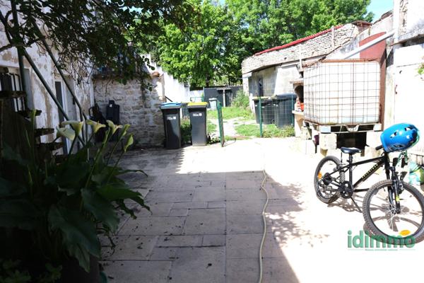 EN EXCLUSIVITE, DANS LE CENTRE DE LA JARRIE. UN ENSEMBLE IMMOBILIER AVEC MURS ET FONDS DE COMMERCE DE 130 M2 S La Jarrie (17220)