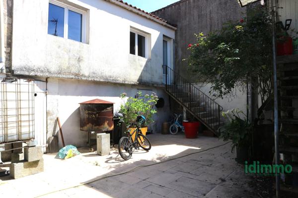 EN EXCLUSIVITE, DANS LE CENTRE DE LA JARRIE. UN ENSEMBLE IMMOBILIER AVEC MURS ET FONDS DE COMMERCE DE 130 M2 S La Jarrie (17220)