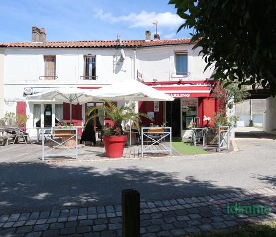 EN EXCLUSIVITE, DANS LE CENTRE DE LA JARRIE. UN ENSEMBLE IMMOBILIER AVEC MURS ET FONDS DE COMMERCE DE 130 M2 S La Jarrie (17220)