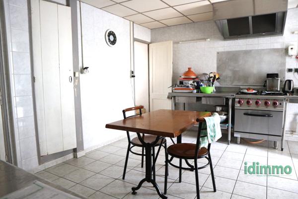 EN EXCLUSIVITE, DANS LE CENTRE DE LA JARRIE. UN ENSEMBLE IMMOBILIER AVEC MURS ET FONDS DE COMMERCE DE 130 M2 S La Jarrie (17220)