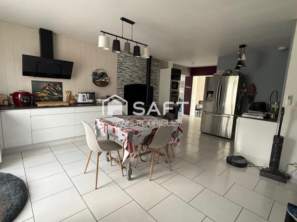 Maison de 2010 avec double garage et terrain spacieux