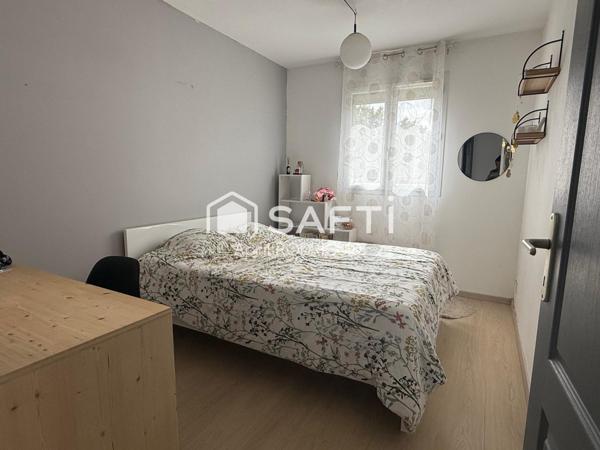 Maison de 2010 avec double garage et terrain spacieux