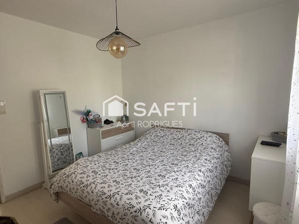 Maison de 2010 avec double garage et terrain spacieux