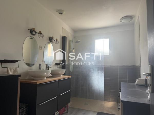 Maison de 2010 avec double garage et terrain spacieux