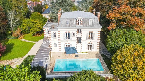 A moins de 2 h de PARIS en Bourgogne, élégante maison de maître du XIX ème siècle avec piscine, parc