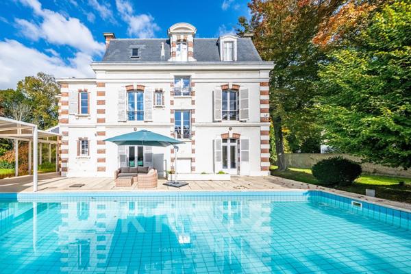 A moins de 2 h de PARIS en Bourgogne, élégante maison de maître du XIX ème siècle avec piscine, parc
