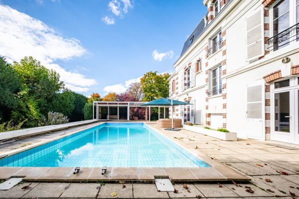 A moins de 2 h de PARIS en Bourgogne, élégante maison de maître du XIX ème siècle avec piscine, parc