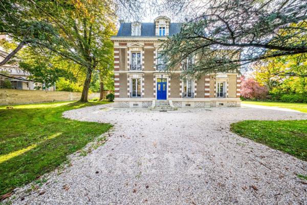 A moins de 2 h de PARIS en Bourgogne, élégante maison de maître du XIX ème siècle avec piscine, parc
