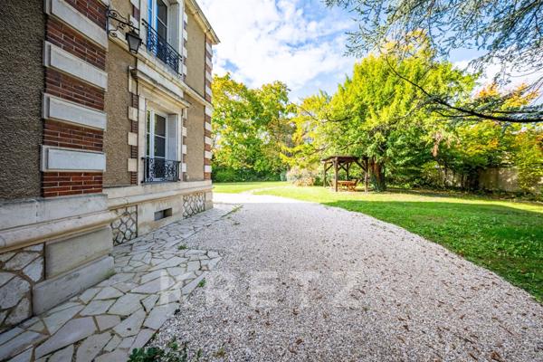 A moins de 2 h de PARIS en Bourgogne, élégante maison de maître du XIX ème siècle avec piscine, parc