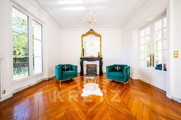 A moins de 2 h de PARIS en Bourgogne, élégante maison de maître du XIX ème siècle avec piscine, parc