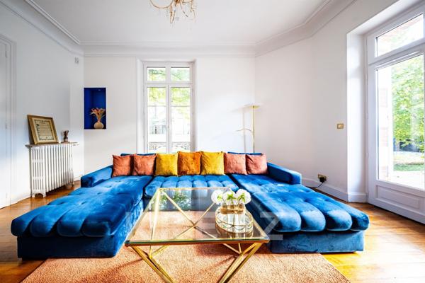 A moins de 2 h de PARIS en Bourgogne, élégante maison de maître du XIX ème siècle avec piscine, parc