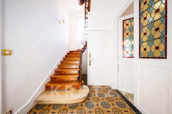 A moins de 2 h de PARIS en Bourgogne, élégante maison de maître du XIX ème siècle avec piscine, parc