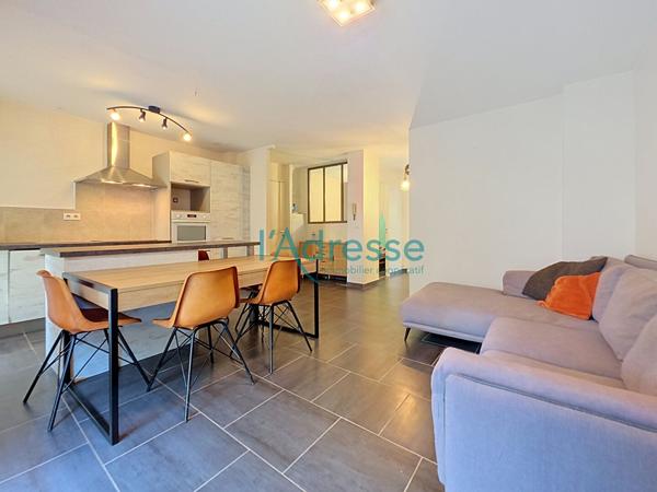 RARE ! Bel appartement 2 pièces en REZ DE JARDIN avec un parking !