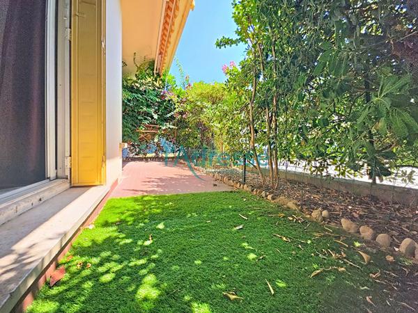 RARE ! Bel appartement 2 pièces en REZ DE JARDIN avec un parking !