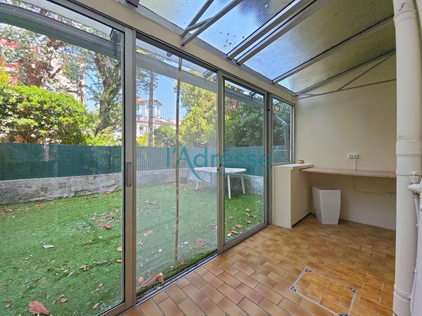 RARE ! Bel appartement 2 pièces en REZ DE JARDIN avec un parking !