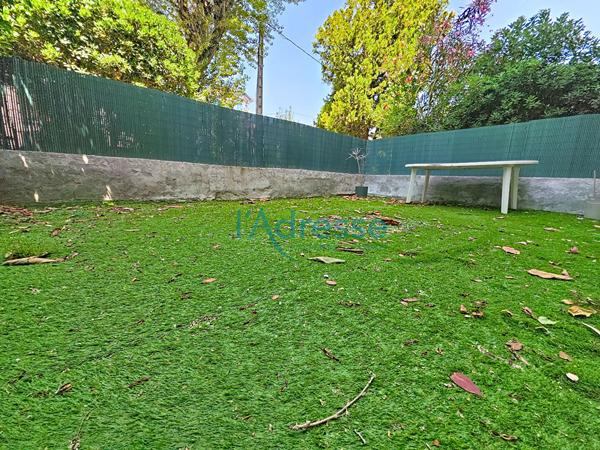 RARE ! Bel appartement 2 pièces en REZ DE JARDIN avec un parking !