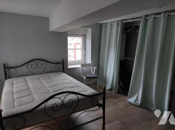 A vendre à LA HAIE TRAVERSAINE(53), une maison en pierres comprenant au rez-de-chaussée, une pi...