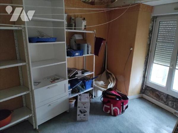 A vendre à LA HAIE TRAVERSAINE(53), une maison en pierres comprenant au rez-de-chaussée, une pi...