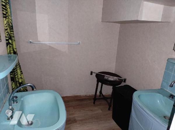 A vendre à LA HAIE TRAVERSAINE(53), une maison en pierres comprenant au rez-de-chaussée, une pi...