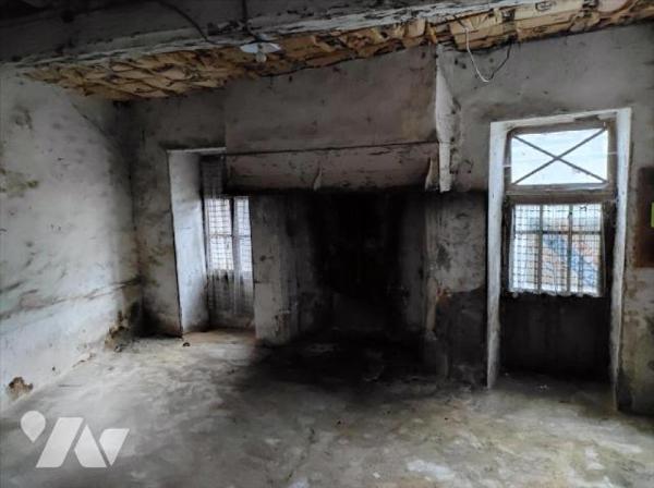 A vendre à LA HAIE TRAVERSAINE(53), une maison en pierres comprenant au rez-de-chaussée, une pi...