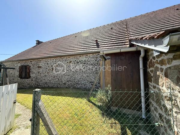 🌿 Et si vous créiez enfin la maison de vos rêves ?

À seulement quelques minutes de Bagnoles-de-l’Orne, venez découvrir cette authentique longère en pierre à réinventer entièrement selon vos envies.

Ici, tout est possible. Imaginez une grande pièce de vie baignée de lumière, une cuisine conviviale, jusqu’à 4 chambres, une belle suite parentale, un bureau ou encore un espace détente… Avec près de 180 m² de potentiel, cette propriété n’attend que votre imagination pour reprendre vie.

Le gros avantage ? La toiture est en très bon état, vous permettant de concentrer votre budget sur l’aménagement intérieur et la personnalisation de votre futur cocon.
Ainsi que les fenêtres et deux portes en PVC .￼￼

À l’extérieur, profitez d’un cadre paisible avec une exposition Sud-Ouest, idéal pour savourer les longues soirées ensoleillées. Une partie du terrain est déjà clôturée, parfaite pour accueillir quelques poules, des chèvres ou simplement profiter d’un espace nature.

Vous disposerez également de plusieurs dépendances pour stocker votre matériel, bricoler ou développer de nouveaux projets.

🏡 Un bien rare pour les amoureux de rénovation, les familles en quête d’espace ou les passionnés de belles pierres souhaitant créer un lieu unique à leur image.


Laissez libre cours à vos envies et venez découvrir tout le potentiel de cette longère pleine de charme ! 
✨🔑