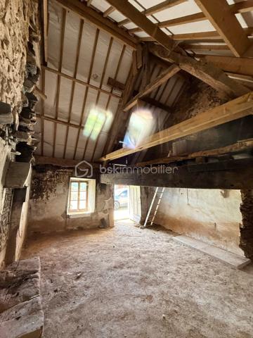 🌿 Et si vous créiez enfin la maison de vos rêves ?

À seulement quelques minutes de Bagnoles-de-l’Orne, venez découvrir cette authentique longère en pierre à réinventer entièrement selon vos envies.

Ici, tout est possible. Imaginez une grande pièce de vie baignée de lumière, une cuisine conviviale, jusqu’à 4 chambres, une belle suite parentale, un bureau ou encore un espace détente… Avec près de 180 m² de potentiel, cette propriété n’attend que votre imagination pour reprendre vie.

Le gros avantage ? La toiture est en très bon état, vous permettant de concentrer votre budget sur l’aménagement intérieur et la personnalisation de votre futur cocon.
Ainsi que les fenêtres et deux portes en PVC .￼￼

À l’extérieur, profitez d’un cadre paisible avec une exposition Sud-Ouest, idéal pour savourer les longues soirées ensoleillées. Une partie du terrain est déjà clôturée, parfaite pour accueillir quelques poules, des chèvres ou simplement profiter d’un espace nature.

Vous disposerez également de plusieurs dépendances pour stocker votre matériel, bricoler ou développer de nouveaux projets.

🏡 Un bien rare pour les amoureux de rénovation, les familles en quête d’espace ou les passionnés de belles pierres souhaitant créer un lieu unique à leur image.


Laissez libre cours à vos envies et venez découvrir tout le potentiel de cette longère pleine de charme ! 
✨🔑