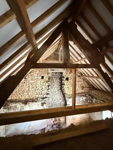 🌿 Et si vous créiez enfin la maison de vos rêves ?

À seulement quelques minutes de Bagnoles-de-l’Orne, venez découvrir cette authentique longère en pierre à réinventer entièrement selon vos envies.

Ici, tout est possible. Imaginez une grande pièce de vie baignée de lumière, une cuisine conviviale, jusqu’à 4 chambres, une belle suite parentale, un bureau ou encore un espace détente… Avec près de 180 m² de potentiel, cette propriété n’attend que votre imagination pour reprendre vie.

Le gros avantage ? La toiture est en très bon état, vous permettant de concentrer votre budget sur l’aménagement intérieur et la personnalisation de votre futur cocon.
Ainsi que les fenêtres et deux portes en PVC .￼￼

À l’extérieur, profitez d’un cadre paisible avec une exposition Sud-Ouest, idéal pour savourer les longues soirées ensoleillées. Une partie du terrain est déjà clôturée, parfaite pour accueillir quelques poules, des chèvres ou simplement profiter d’un espace nature.

Vous disposerez également de plusieurs dépendances pour stocker votre matériel, bricoler ou développer de nouveaux projets.

🏡 Un bien rare pour les amoureux de rénovation, les familles en quête d’espace ou les passionnés de belles pierres souhaitant créer un lieu unique à leur image.


Laissez libre cours à vos envies et venez découvrir tout le potentiel de cette longère pleine de charme ! 
✨🔑