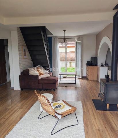 Maison à vendre sur la commune de Reau
Cette maison sur un terrain de 430 m2 cinq pieces de 112m2 elle se compose d'une grande entrée avec placard, d'un double séjour ouvert sur une cuisine aménagée, d'une buanderie, d'un WC et de deux chambres, salle de bain.
À l'étage, deux chambres, vous trouverez un grenier offrant un espace de rangement supplémentaire.
À l'extérieur, vous profiterez d'un terrain à l'arrière sans aucun vis-à-vis, ainsi que d'un abri de jardin et d'un atelier.
