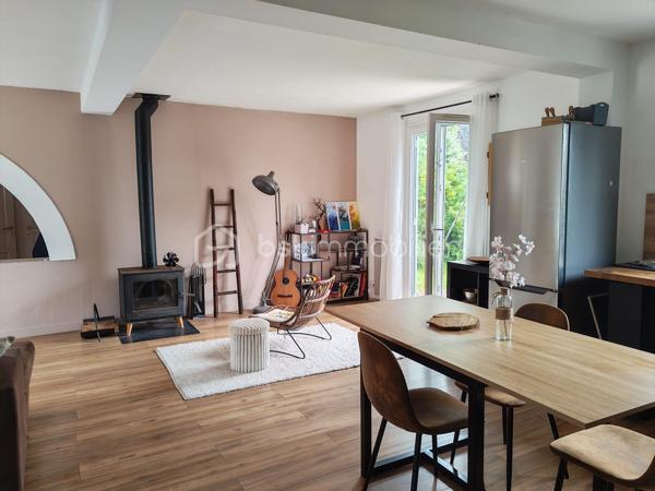 Maison à vendre sur la commune de Reau
Cette maison sur un terrain de 430 m2 cinq pieces de 112m2 elle se compose d'une grande entrée avec placard, d'un double séjour ouvert sur une cuisine aménagée, d'une buanderie, d'un WC et de deux chambres, salle de bain.
À l'étage, deux chambres, vous trouverez un grenier offrant un espace de rangement supplémentaire.
À l'extérieur, vous profiterez d'un terrain à l'arrière sans aucun vis-à-vis, ainsi que d'un abri de jardin et d'un atelier.