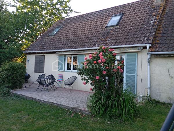 Maison à vendre sur la commune de Reau
Cette maison sur un terrain de 430 m2 cinq pieces de 112m2 elle se compose d'une grande entrée avec placard, d'un double séjour ouvert sur une cuisine aménagée, d'une buanderie, d'un WC et de deux chambres, salle de bain.
À l'étage, deux chambres, vous trouverez un grenier offrant un espace de rangement supplémentaire.
À l'extérieur, vous profiterez d'un terrain à l'arrière sans aucun vis-à-vis, ainsi que d'un abri de jardin et d'un atelier.