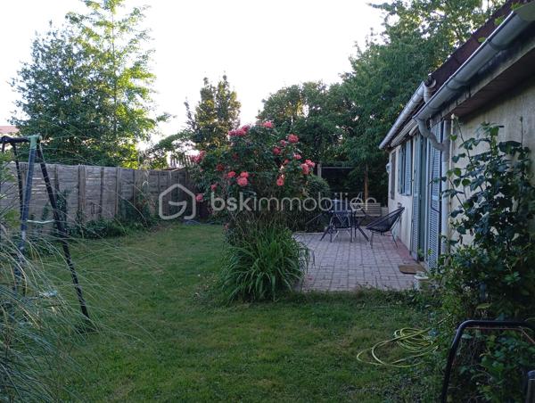 Maison à vendre sur la commune de Reau
Cette maison sur un terrain de 430 m2 cinq pieces de 112m2 elle se compose d'une grande entrée avec placard, d'un double séjour ouvert sur une cuisine aménagée, d'une buanderie, d'un WC et de deux chambres, salle de bain.
À l'étage, deux chambres, vous trouverez un grenier offrant un espace de rangement supplémentaire.
À l'extérieur, vous profiterez d'un terrain à l'arrière sans aucun vis-à-vis, ainsi que d'un abri de jardin et d'un atelier.