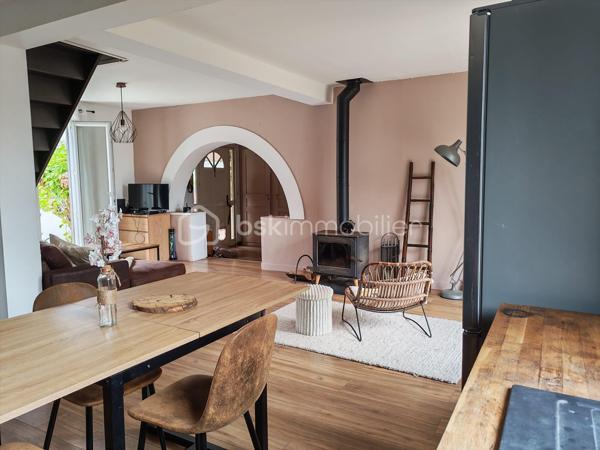 Maison à vendre sur la commune de Reau
Cette maison sur un terrain de 430 m2 cinq pieces de 112m2 elle se compose d'une grande entrée avec placard, d'un double séjour ouvert sur une cuisine aménagée, d'une buanderie, d'un WC et de deux chambres, salle de bain.
À l'étage, deux chambres, vous trouverez un grenier offrant un espace de rangement supplémentaire.
À l'extérieur, vous profiterez d'un terrain à l'arrière sans aucun vis-à-vis, ainsi que d'un abri de jardin et d'un atelier.