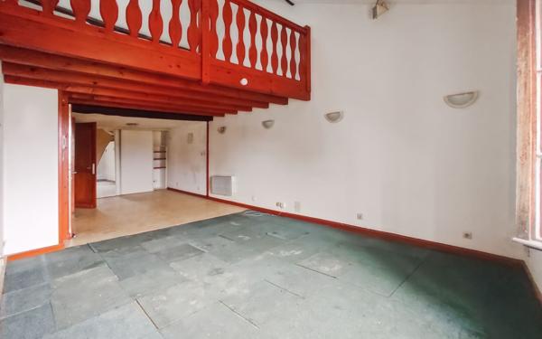 Immeuble à vendre    8 pièces •  Saint-Astier