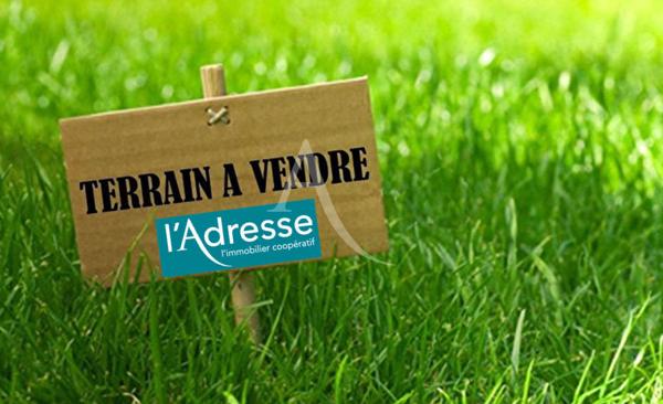 LOT 26 : Terrain de 586 m² constructible entièrement viabilisé, libre de constructeur et idéalement situé