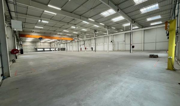A LOUER : LE MANS Z.I. SUD - LOCAL D'ACTIVITÉ DE 3&nbsp;532 M² AVEC ENSEMBLE DE BUREAUX MODULABLES.