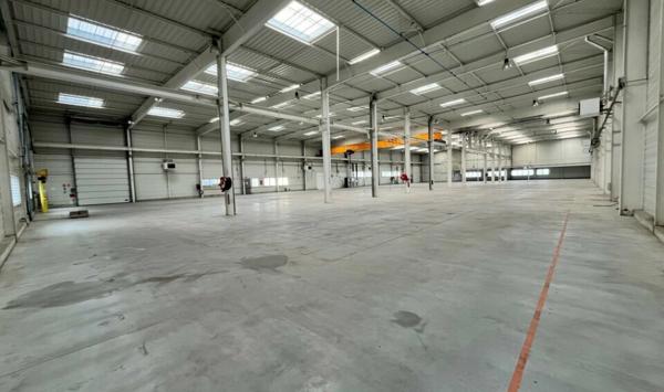 A LOUER : LE MANS Z.I. SUD - LOCAL D'ACTIVITÉ DE 3&nbsp;532 M² AVEC ENSEMBLE DE BUREAUX MODULABLES.