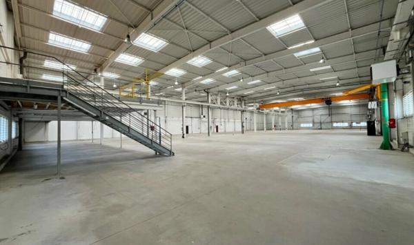 A LOUER : LE MANS Z.I. SUD - LOCAL D'ACTIVITÉ DE 3&nbsp;532 M² AVEC ENSEMBLE DE BUREAUX MODULABLES.