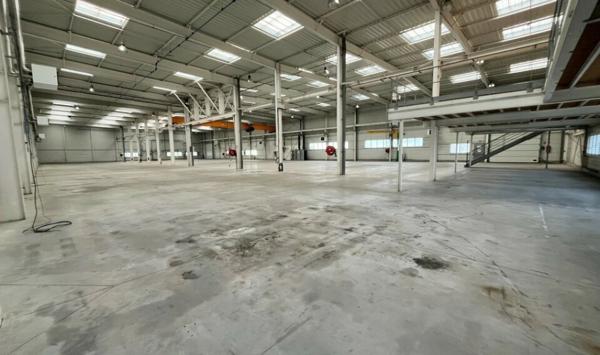 A LOUER : LE MANS Z.I. SUD - LOCAL D'ACTIVITÉ DE 3&nbsp;532 M² AVEC ENSEMBLE DE BUREAUX MODULABLES.