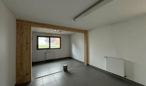 A LOUER : LE MANS Z.I. SUD - LOCAL D'ACTIVITÉ DE 3&nbsp;532 M² AVEC ENSEMBLE DE BUREAUX MODULABLES.