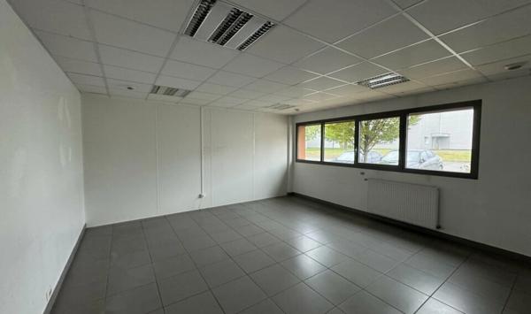 A LOUER : LE MANS Z.I. SUD - LOCAL D'ACTIVITÉ DE 3&nbsp;532 M² AVEC ENSEMBLE DE BUREAUX MODULABLES.