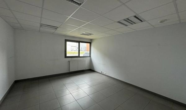 A LOUER : LE MANS Z.I. SUD - LOCAL D'ACTIVITÉ DE 3&nbsp;532 M² AVEC ENSEMBLE DE BUREAUX MODULABLES.