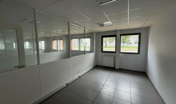 A LOUER : LE MANS Z.I. SUD - LOCAL D'ACTIVITÉ DE 3&nbsp;532 M² AVEC ENSEMBLE DE BUREAUX MODULABLES.