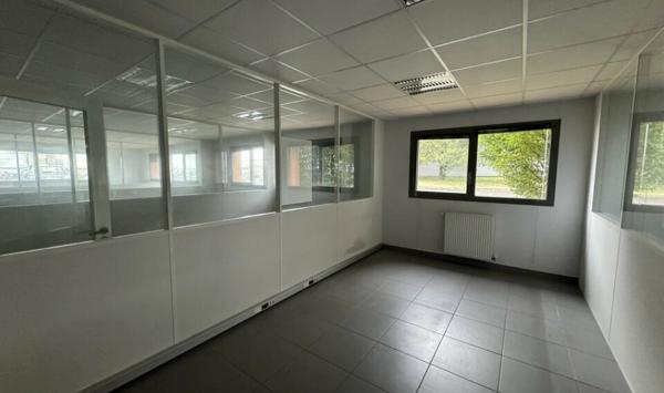 A LOUER : LE MANS Z.I. SUD - LOCAL D'ACTIVITÉ DE 3&nbsp;532 M² AVEC ENSEMBLE DE BUREAUX MODULABLES.